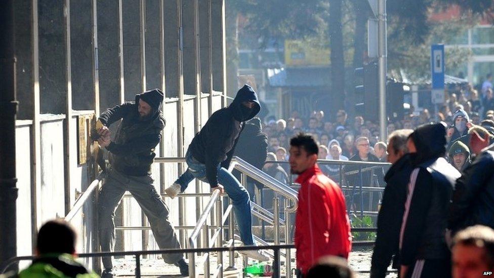 Protesters attack a government building in Tuzla (7 February 2014)