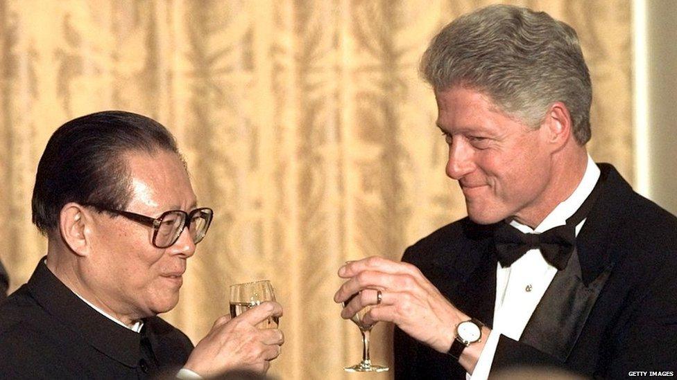 President Bill Clinton and Chinese President Jiang Zemin toast at a state dinner on 29 October 1997