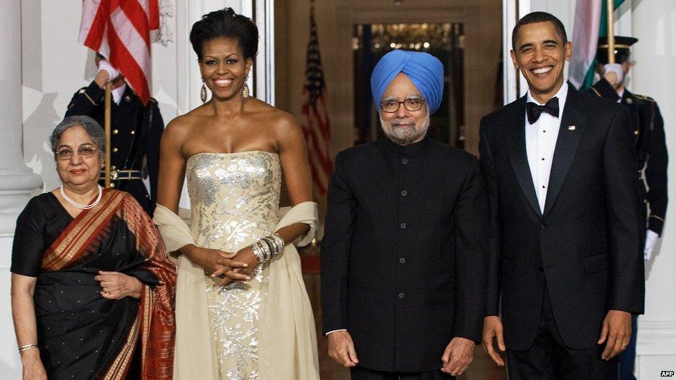 President Barack Obama, First Lady Michelle Obama, Indian Prime Minister Manmohan Singh and his wife Gursharan Kaur pose on 24 November 2009