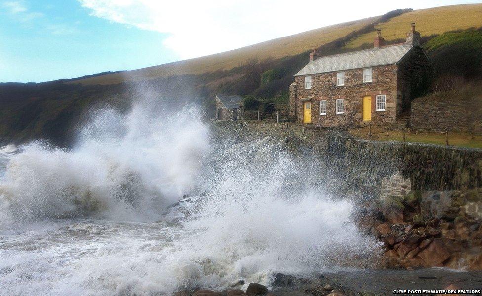 Heavy winds and huge waves batter coast of Port Quin, Cornwall