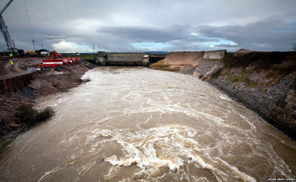 Van Heck Dutch pumps are installed at Dunball Sluice, Bridgwater