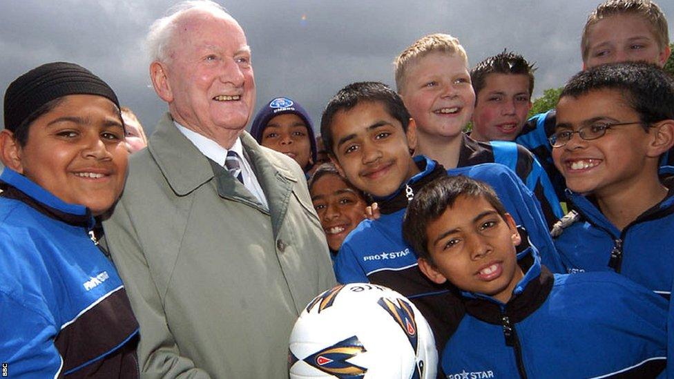 Sir Tom Finney with young footballers