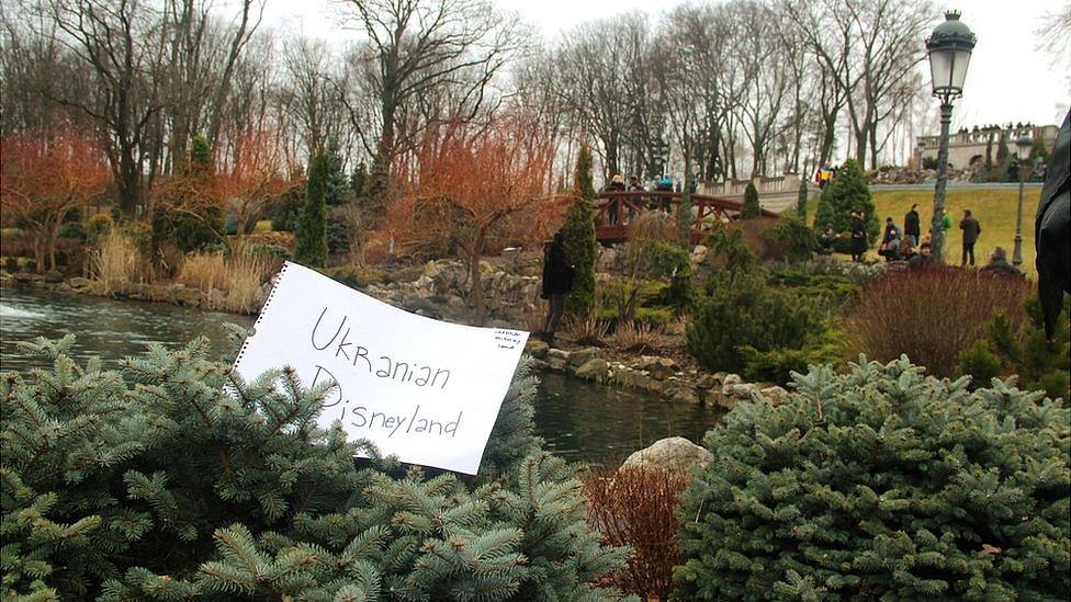 Sign in grounds of presidential residence in Ukraine (22 feb 2014)