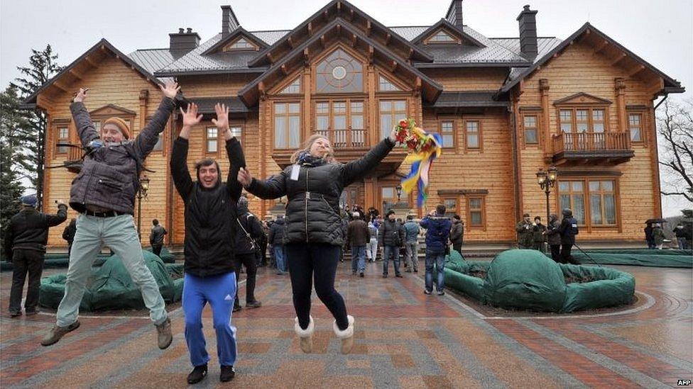 Protester celebrate in the presidential residence north of Kiev (22 Feb 2014)