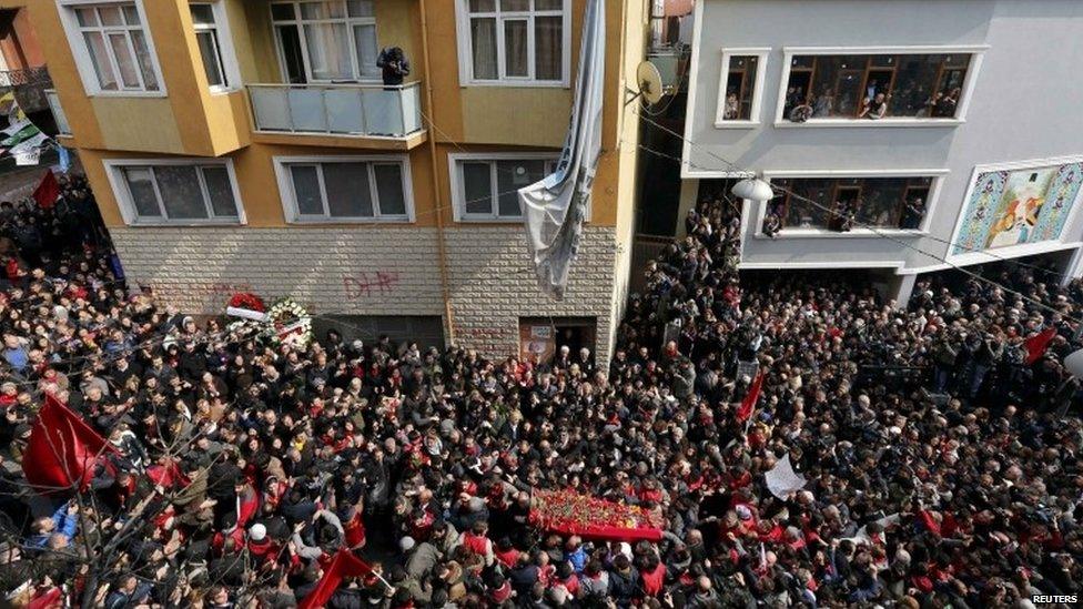 Crowds join the funeral cortege in Ankara (12 March 2014)