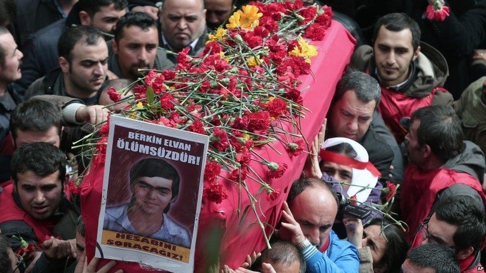 Turkish mourners carry the coffin of Berkin Elvan in Istanbul, Turkey (12 March 2014)