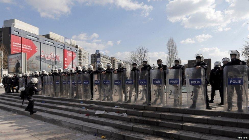 Riot police in Ankara (12 March 2014)