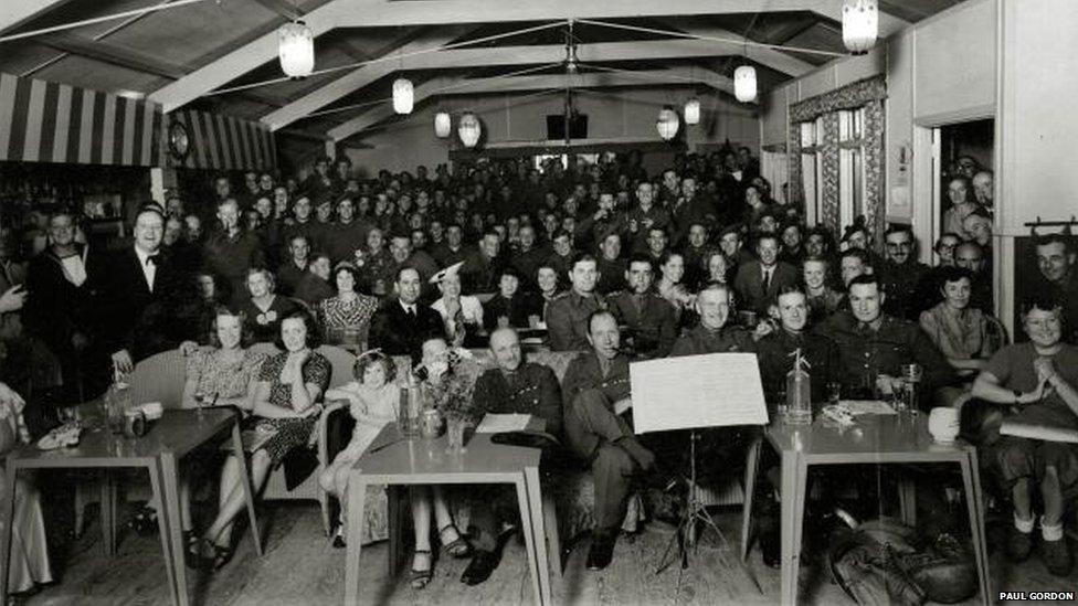 Families and commandos at Achnacarry