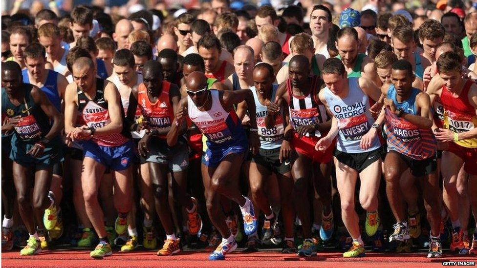 Mo Farah lines up for the start of the men's elite race