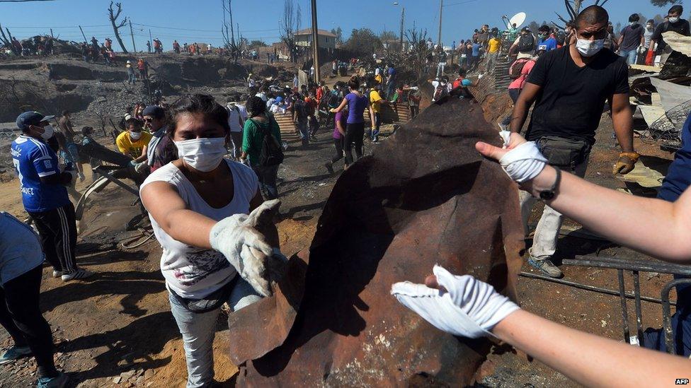 Volunteers help after a huge fire devastated an area of Valparaiso, on April 14, 2014.