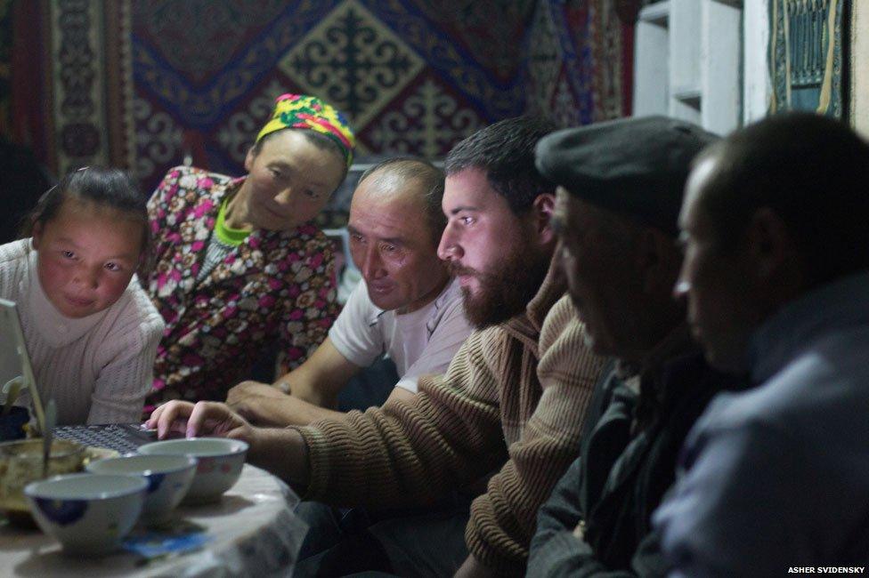 Ashol-Pan's family is shown the photos by Asher Svidensky