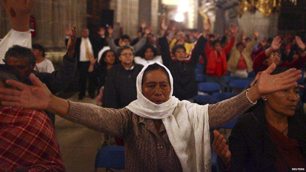 Catholics in Mexico City celebrate the canonisation ceremony of Pope John XXIII and John Paul II in Metropolitan Cathedral in Mexico City April 27