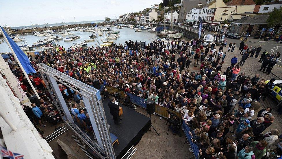 Crowd in St Aubin