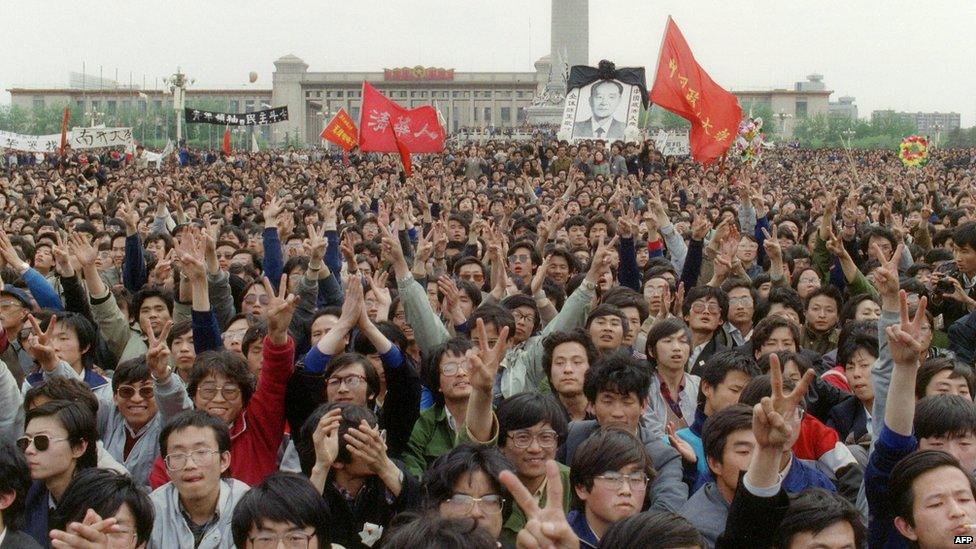 Students pay their respects to former Chinese Communist Party leader and liberal reformer Hu Yaobang in Tiananmen Square on 22 April 1989