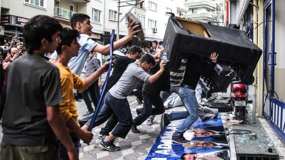 Protesters throw a couch at the office of the ruling AKP party in Soma (14 May 2014)