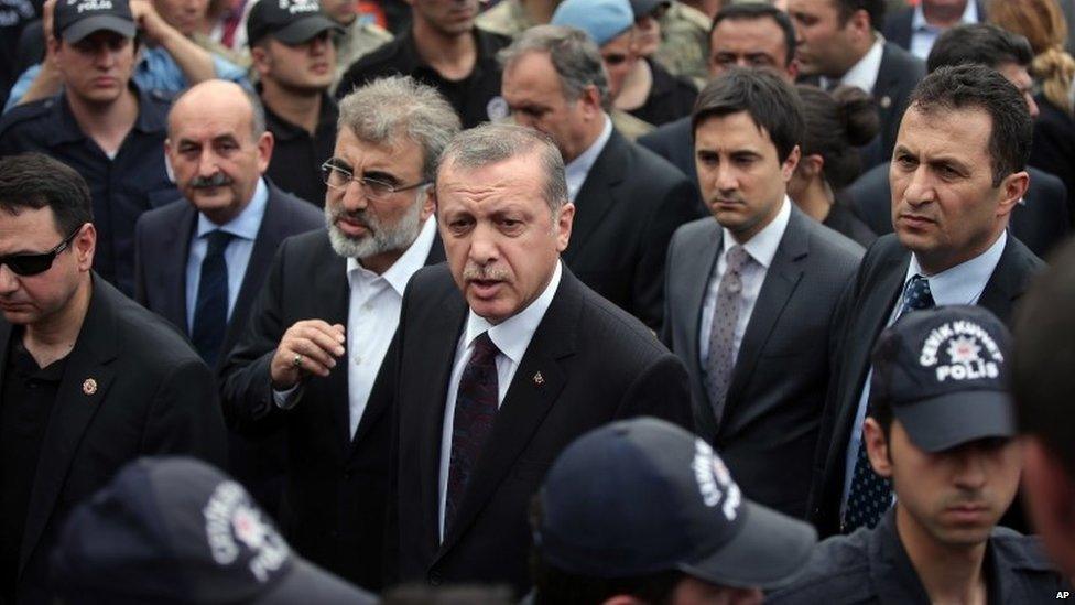 Prime Minister Recep Tayyip Erdogan is surrounded by security as he visits the Soma mine (14 May 2014)