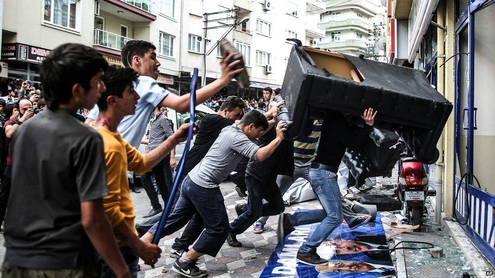 People attack the AKP offices in Soma during Prime Minister Erdogan's visit to the mining town - 14 May 2014