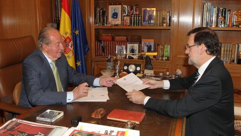 Prime Minister Mariano Rajoy (r) announced King Carlos' (l) decision