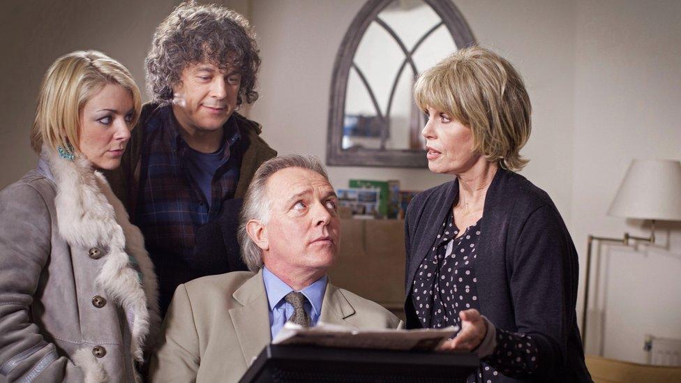 (L-R) Joey Ross (SHERIDAN SMITH), Jonathan Creek (ALAN DAVIES), DI Gideon Pryke (RIK MAYALL), Rosalind Tartikoff (JOANNA LUMLEY)