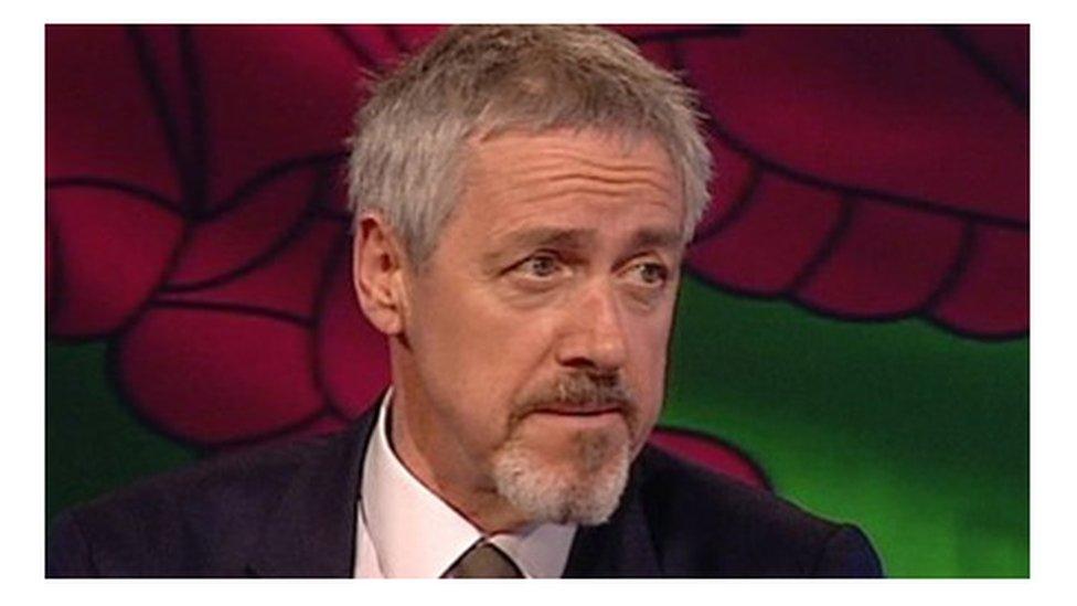 Yr actor a'r digrifwr Griff Rhys Jones ddaeth i enwogrwydd yn Not The Nine O'Clock News