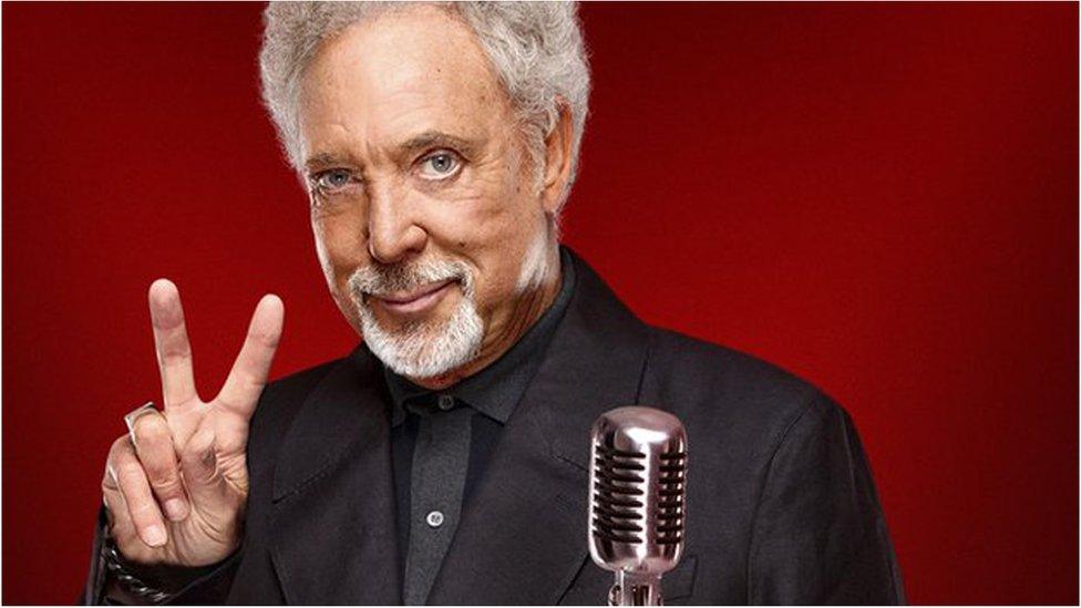 Y canwr byd-enwog Tom Jones