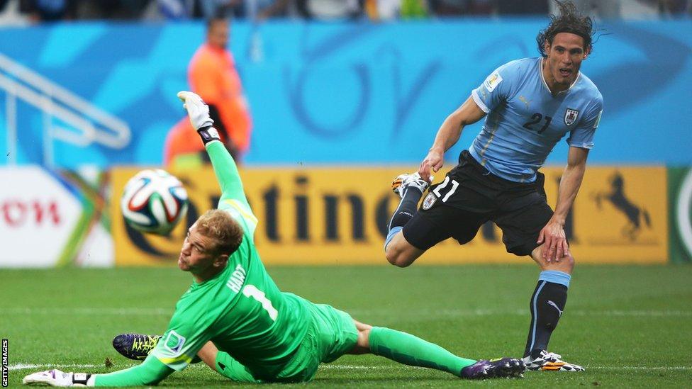 Uruguay's Edinson Cavani goes close against England