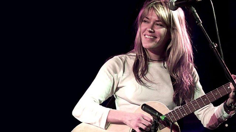 Mae Cerys Matthews wedi perfformio yn Glastonbury ddwywaith... gyda'i band Catatonia yn 1998 a gyda'r deuawd pop enwog The Pet Shop Boys yn 2000