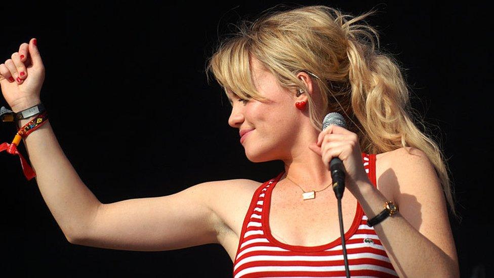 Roedd Duffy yn bell o Warwick Avenue pan yn perfformio ar Fferm Worthy, lleoliad yr Ŵyl yn 2008