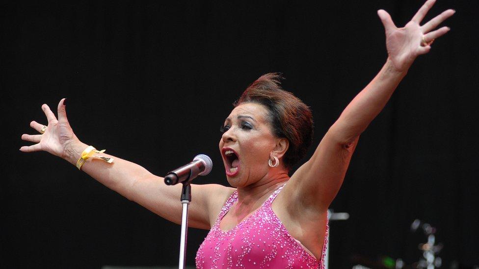 Yn 2007, fe berfformiodd Shirley Bassey set 45 munud mewn ffrog binc a welis wedi eu dylunio gan Julien Macdonald