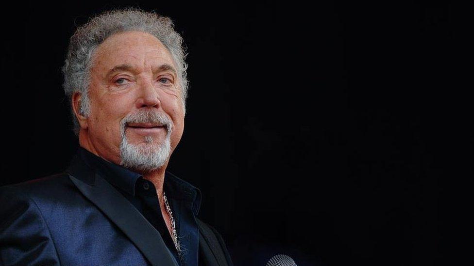 Bu Tom Jones yn perfformio rhai o'i glasuron fel Delilah,Sex Bomb a Its not Unusal ar Lwyfan y Pyramid yn 2009