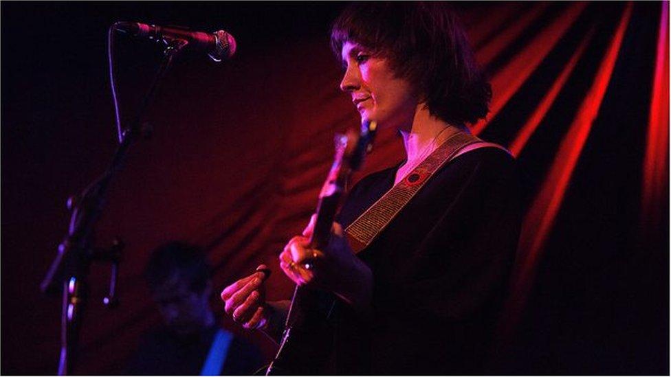 Mae Cate Le Bon yn gantores a chyfansoddwraig o Benboyr ond bellach wedi'i leoli yn L.A. Eleni fydd yr ail dro iddi berfformio'n yr Ŵyl.