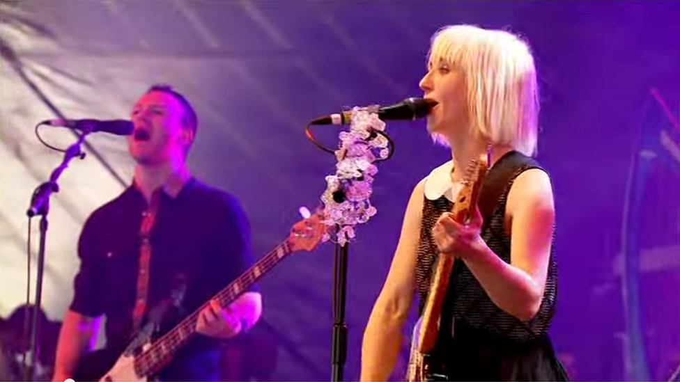 Mi berfformiodd y band Joy Formidable or Wyddgrug ar y 'Llwyfan Arall' yn 2010 er gwaetha' rhai materion technegol cyn dechrau