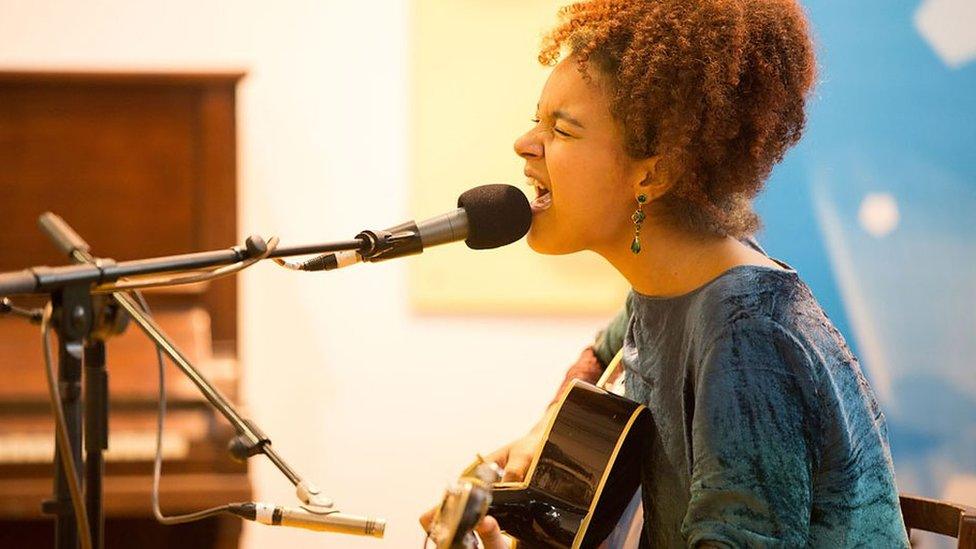 Bydd Kizzy Crawford, un o artistiaid Gorwelion yn perfformio yn Glastonbury eleni