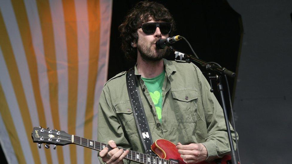 Mae Gruff Rhys eisoes wedi perfformio yn Glastonbury gyda'r Super Furries, ond eleni bydd yn arwain ymwelwyr yr Ŵyl ar daith go wahanol