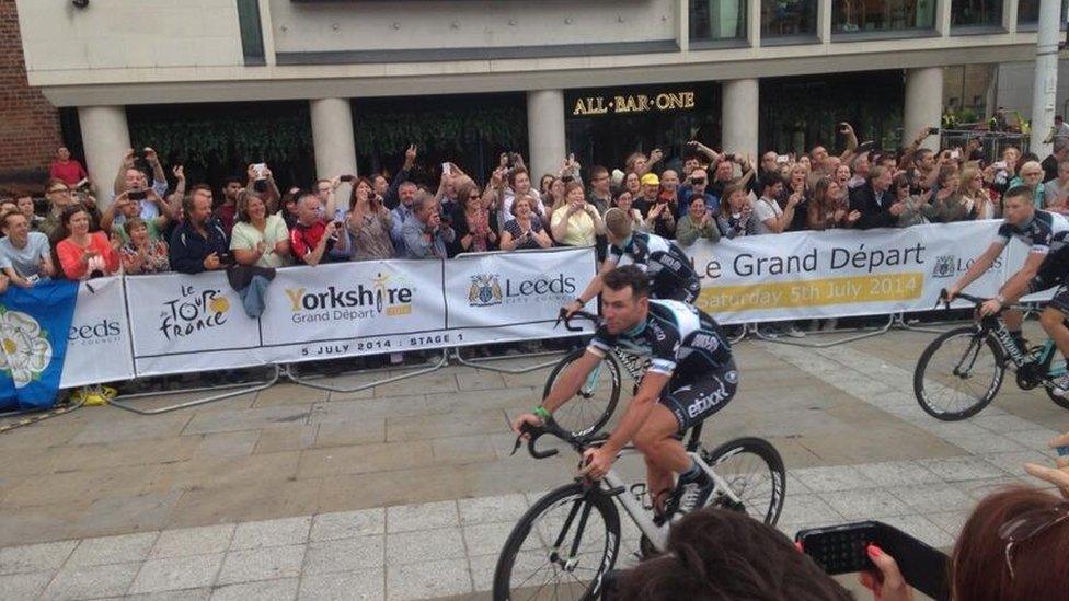 Mark Cavendish riding through the streets of Leeds