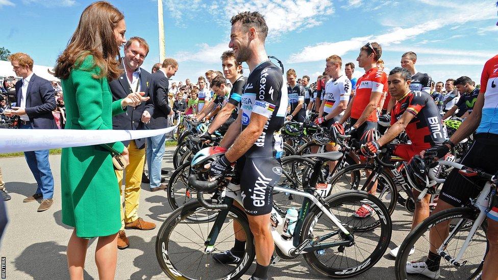 The Duchess of Cambridge talks to Mark Cavendish before the official start at Harewood House