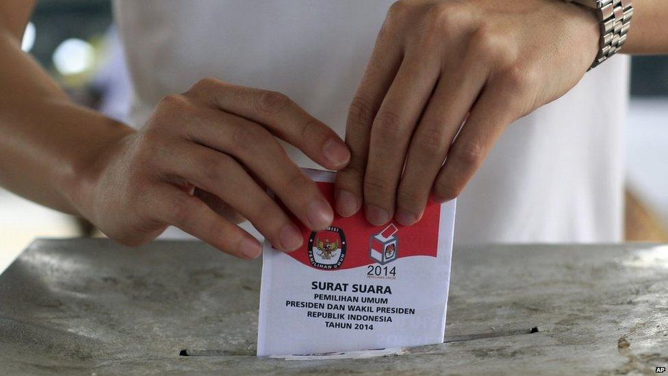 A voter casts his ballot in the presidential election at a polling station in Bali, Indonesia, on Wednesday, 9 July, 2014