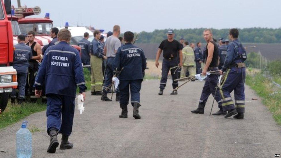 Rescuers near the site of the crash (18 July 2014)