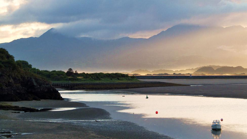 o Borth y Gest