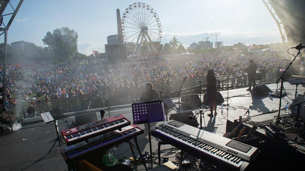 Crowds in Glasgow Green