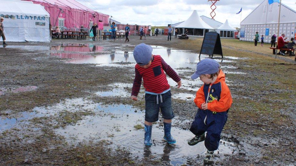 Bobi a Jac yn cael hwyl yn y glaw / Enjoying a splash about on the maes