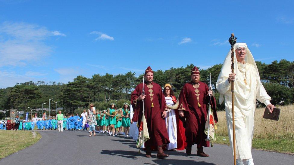 Dyfrig ab Ifor, yr Arwyddfardd, yn arwain y ffordd at Feini'r Orsedd