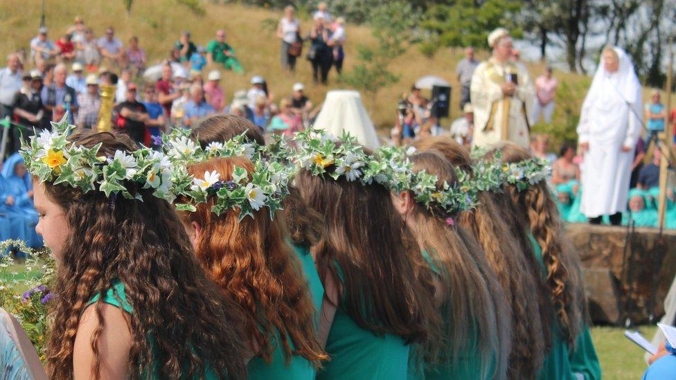 Merched y ddawns flodau / The flower girls