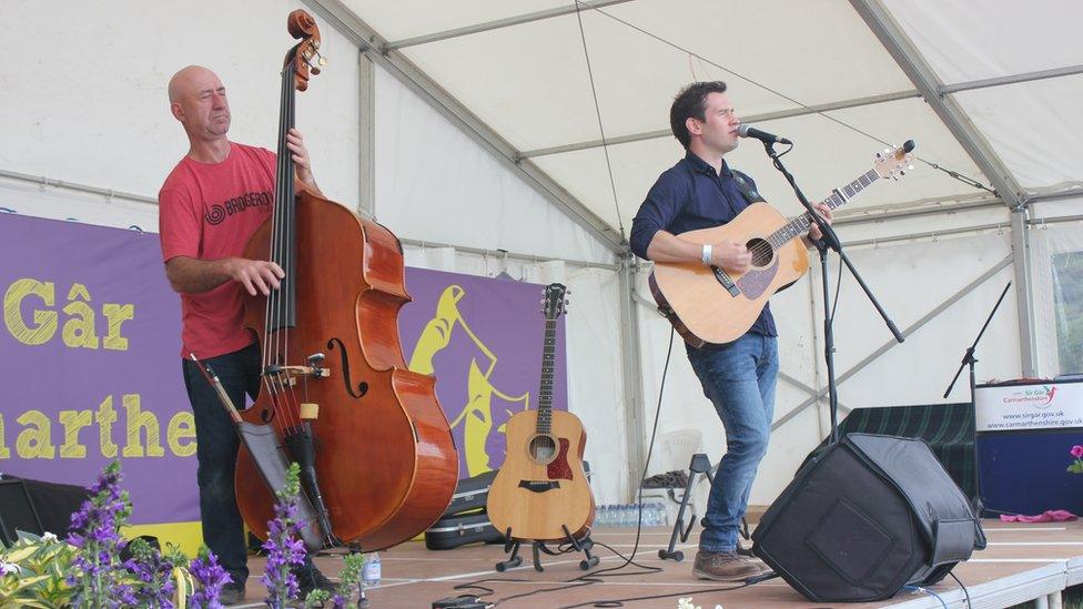 Gildas yn perfformio ar lwyfan / Gildas performing on stage