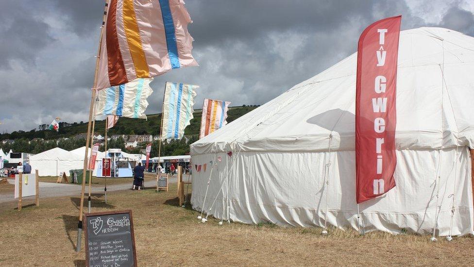 Cymylau du tu ôl i babell Tŷ Gwerin / Dark clouds behind Tŷ Gwerin tent