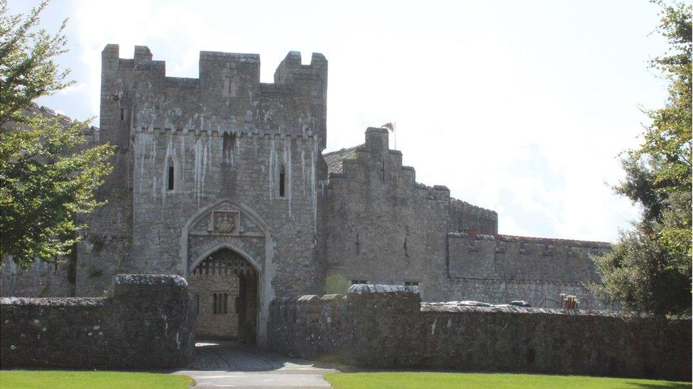 Castell San Dunwyd sydd, ers 1962, wedi bod yn gartref i UWC Coleg yr Iwerydd. // Since 1962 St Donat's Castle has been the home of UWC Atlantic College.