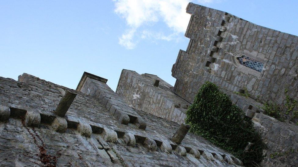 Mae darnau gwreiddiol y castell yn dyddio nôl i'r ddeuddegfed ganrif. // Original parts of the castle date back to the twelfth century.