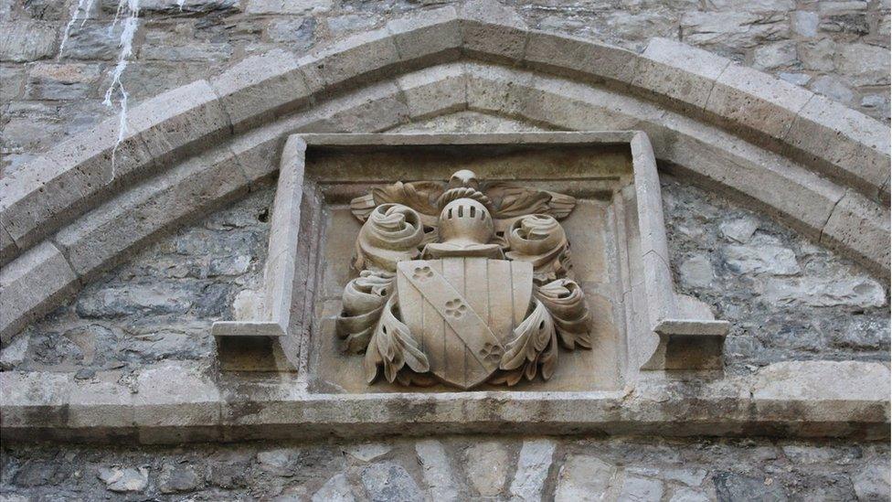 Arfbais teulu Stradling, adeiladwyr gwreiddiol y castell. // The coat of arms of the Stradling family, who originally built the castle.