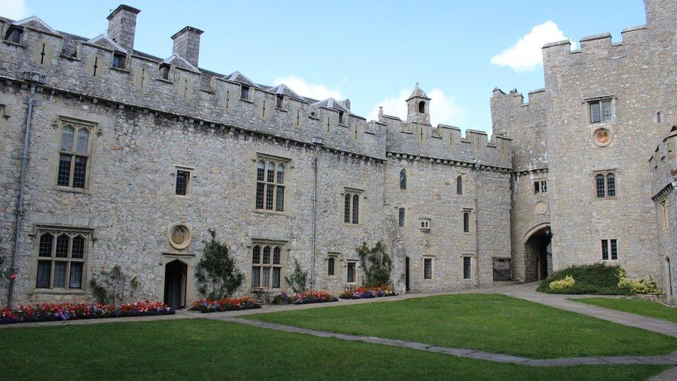 Cwrt mewnol y castell. // The castle's inner courtyard.