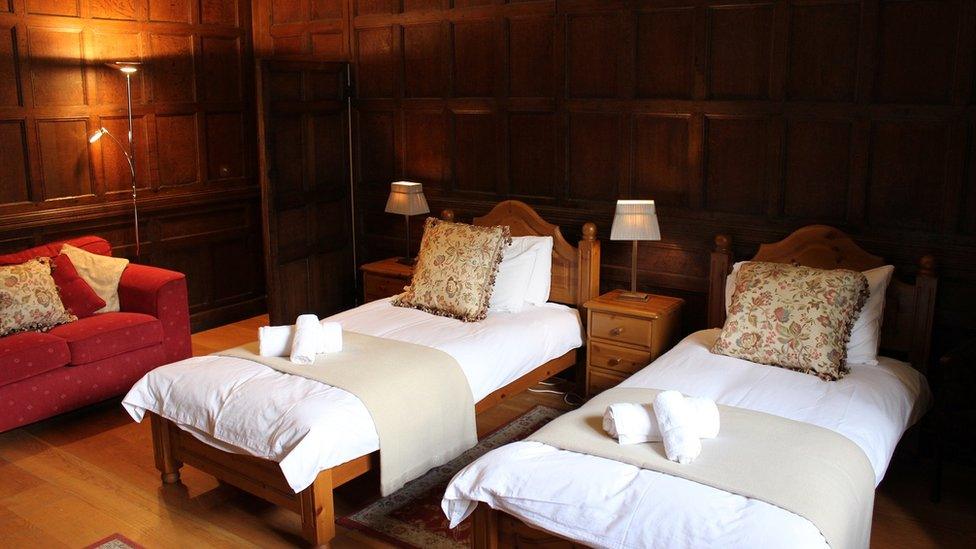 Ystafell Standley. Os byddwch yn priodi yn y castell, efallai mai yma y byddwch yn aros... mewn gwely sengl? // The Standley Room. If you get married at the castle this is where you may be staying... in single beds?